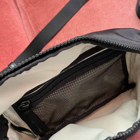 This Fanny pack/belt bag is in excellent condition from Fossil - Picture 2 of 2